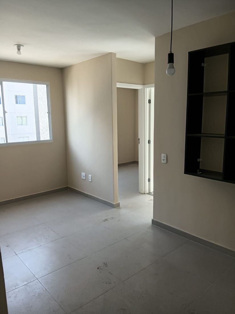 Sala do apartamento, com porta para os demais cômodos
